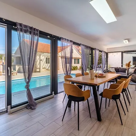 Villa Tm With Private Heated Pool, Poolhouse & Private Garage Milna  Exterior photo