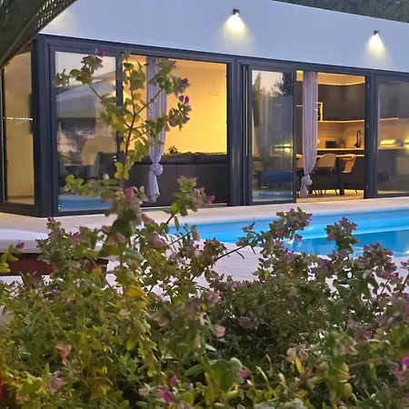 Villa Tm With Private Heated Pool, Poolhouse & Private Garage Milna  Exterior photo