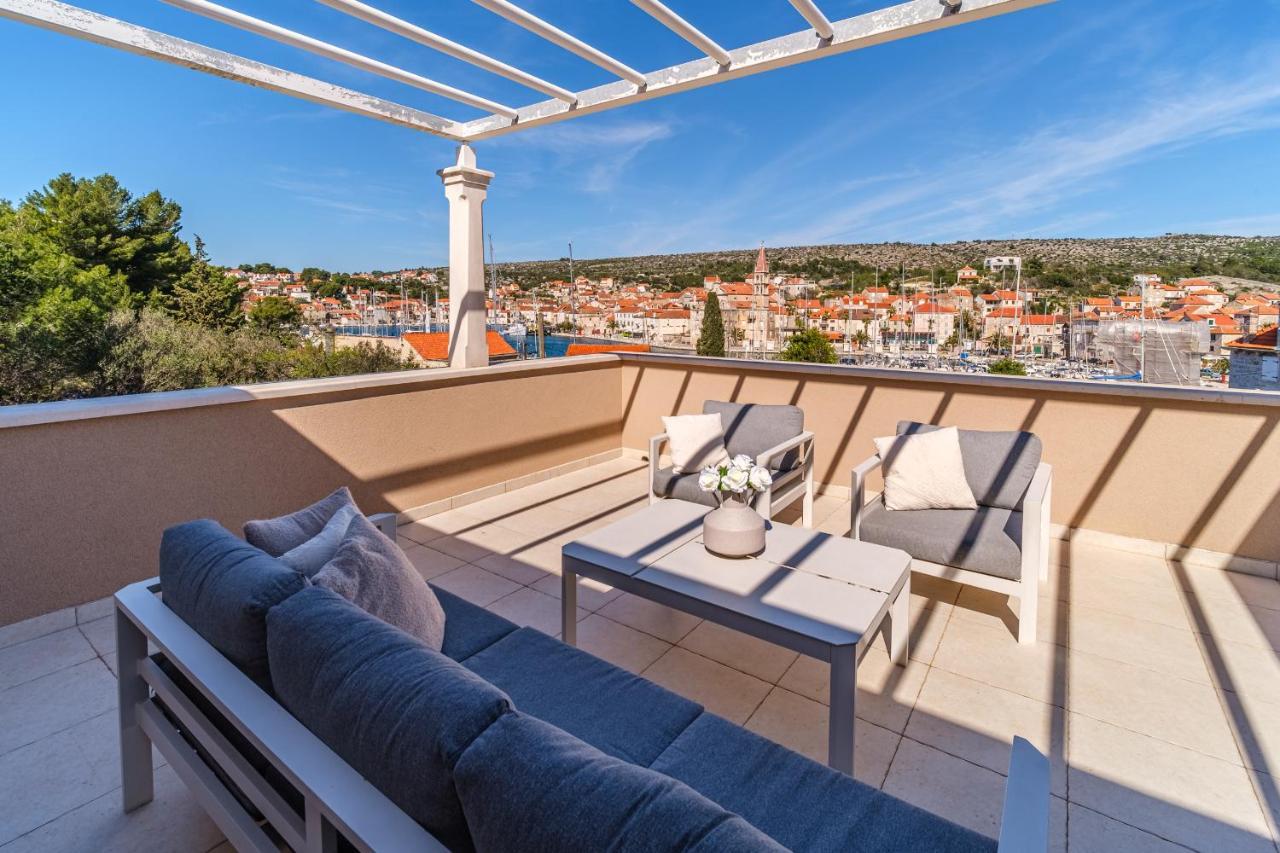Počitniška hiša Tm With Private Heated Pool, Poolhouse & Private Garage *