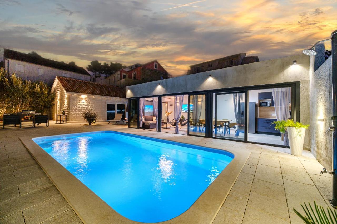 Počitniška hiša Tm With Private Heated Pool, Poolhouse & Private Garage Milna (Brac)