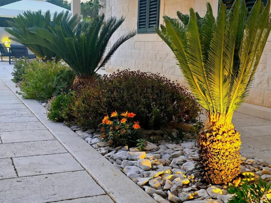 Počitniška hiša Tm With Private Heated Pool, Poolhouse & Private Garage Milna (Brac)