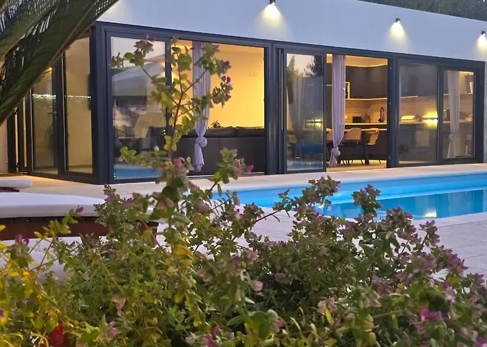 Villa Tm With Private Heated Pool, Poolhouse & Private Garage