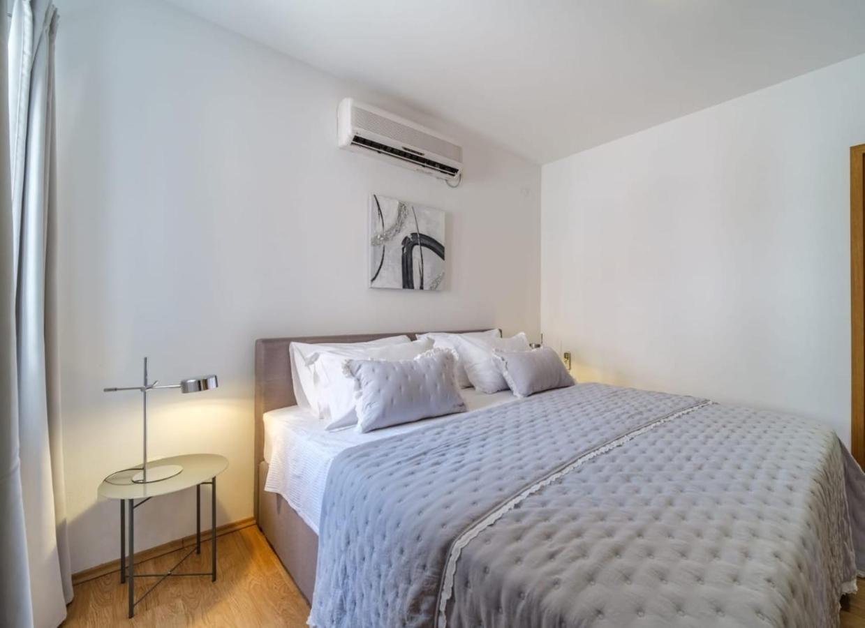 Tm With Private Heated Pool, Poolhouse & Private Garage Holiday home Milna (Brac)