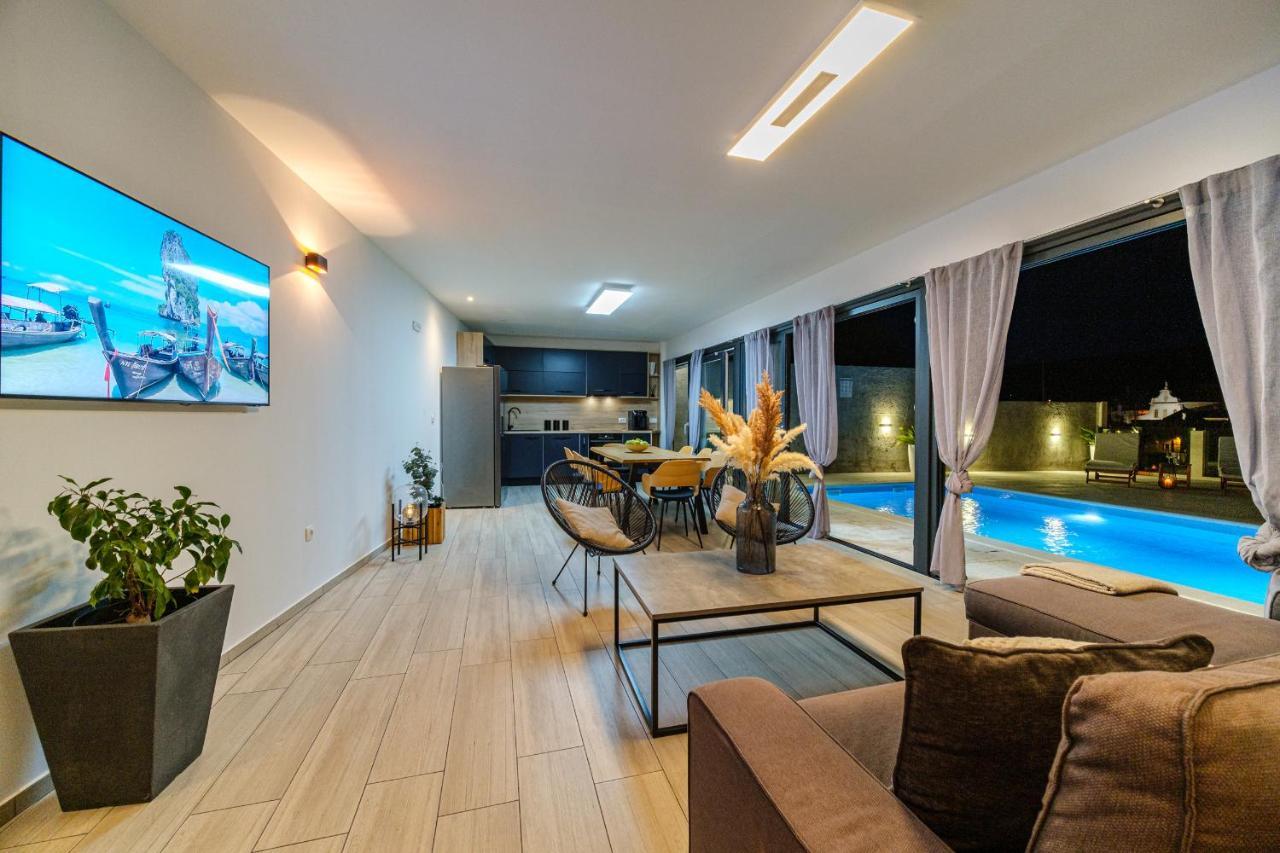 Holiday home Tm With Private Heated Pool, Poolhouse & Private Garage Milna (Brac)
